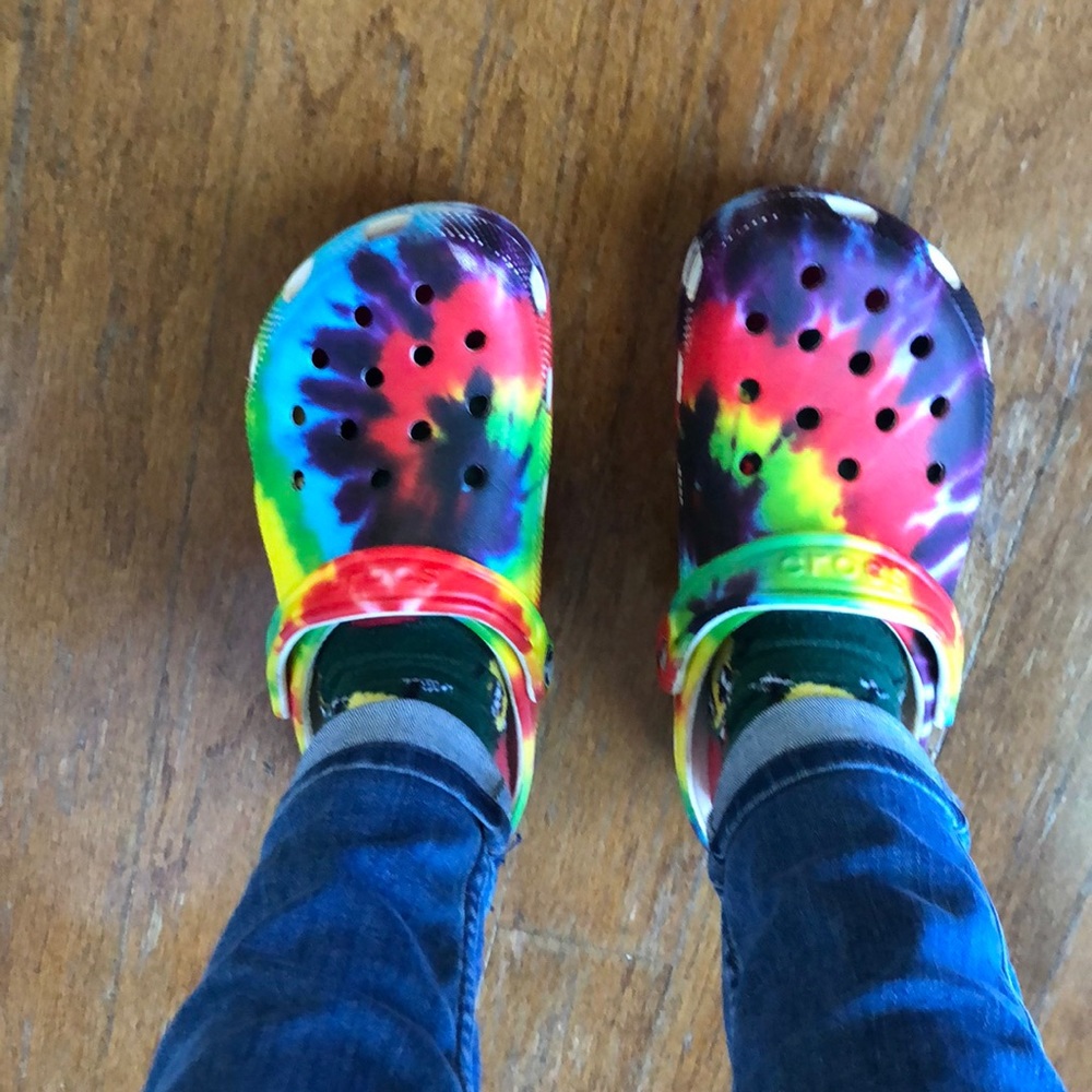 tie dye crocs size 5 (fit kinda big)
